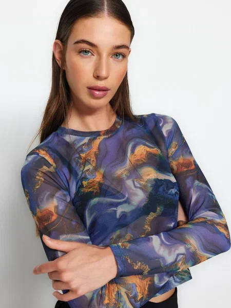 Dzianinowa bluzka Trendyol z nadrukiem niebieska