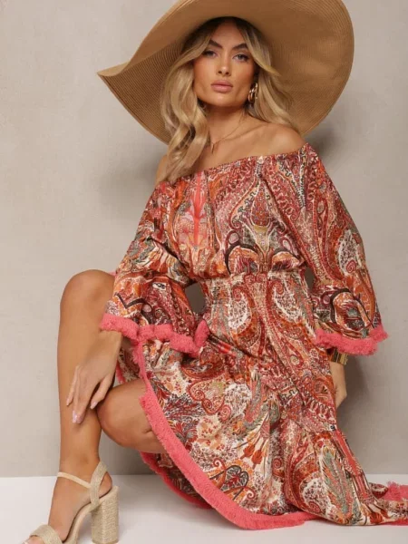 Rozkloszowana Sukienka w Print Paisley z Frędzelkami i Hiszpańskim Dekoltem Jotalle czerwona