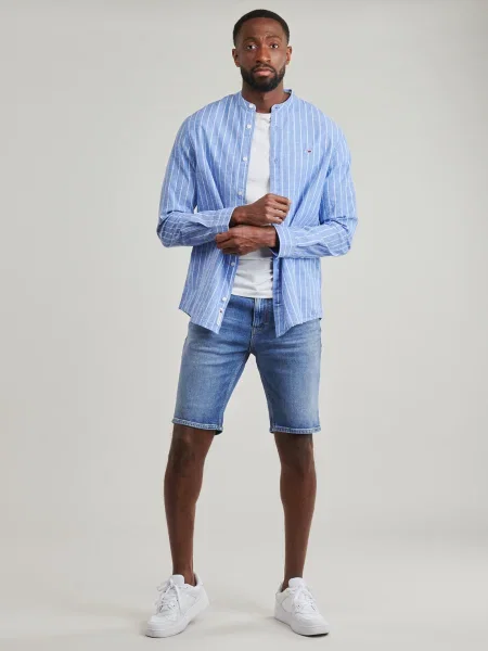Pantaloni Tommy Jeans scurte albastru