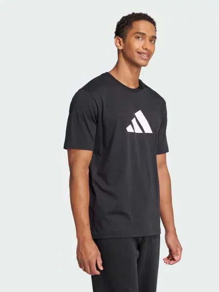 Футболка adidas чорний