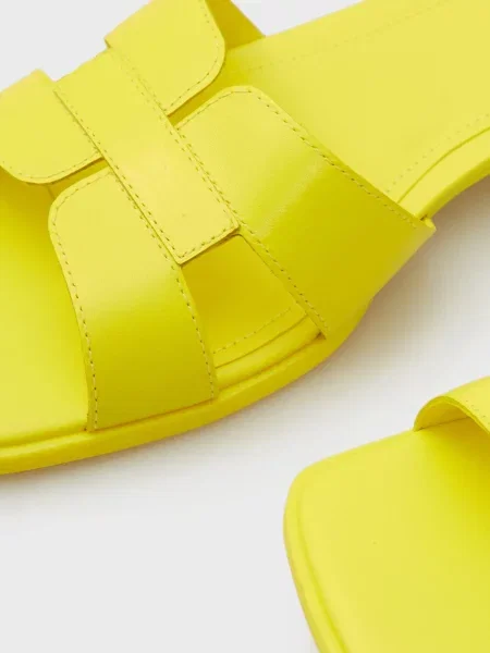 Шкіряні шльопанці Arezzo жовті