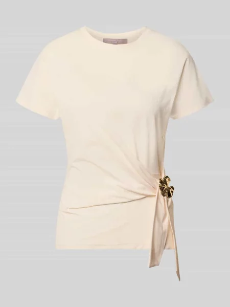 T-shirt w kopertowym stylu z broszką Christian Berg Woman Selection