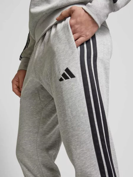 Spodnie dresowe o kroju relaxed fit z wyhaftowanym logo Adidas Sportswear