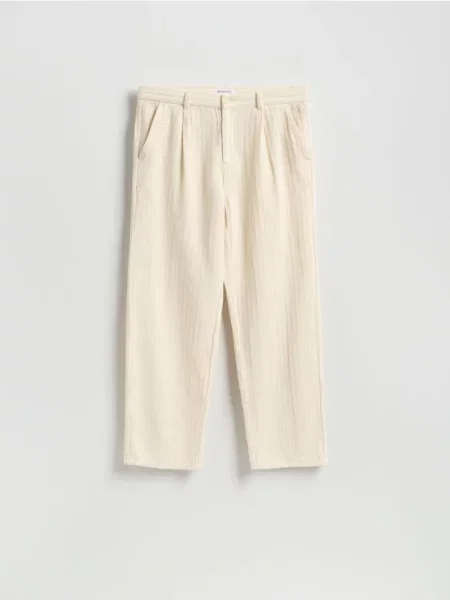 Reserved Pantaloni chino din structurat crem
