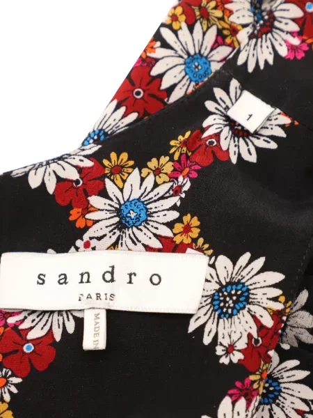 Rochie Sandro cu model floral cu imagine de costum negru