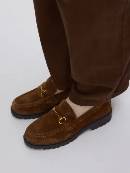 Замшевые мокасины Reserved с пряжкой бежевые