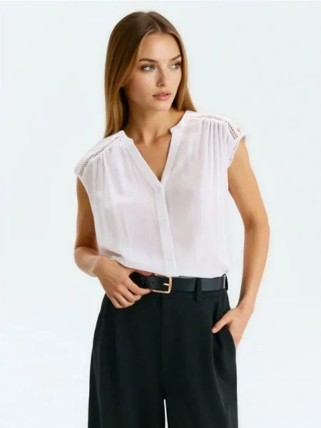 Сорочкова блузка з декоративним мереживом білий
