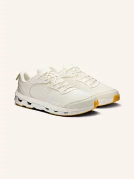 On Sneakersy Cloudzone Moon bílá