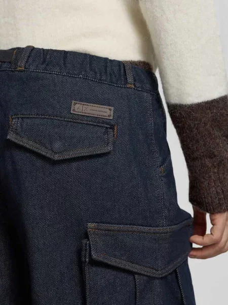Jeansy o kroju straight fit z cargo Armani Exchange niebieskie