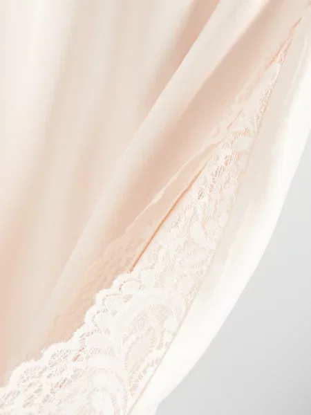 Reserved Асиметрична спідниця з мереживним оздобленням нюдовий 