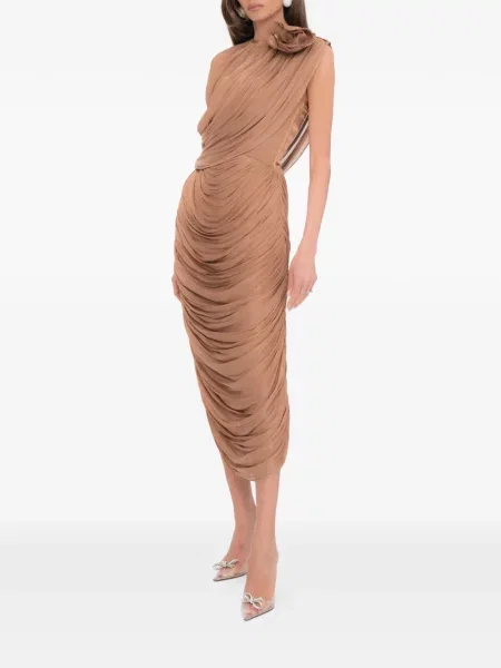Decora rochie Ana Radu drapată de costum maro