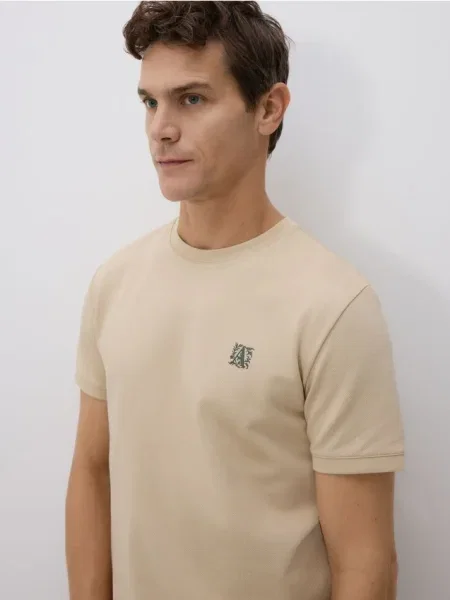 Reserved Tricou slim fit cu detaliu brodat bej