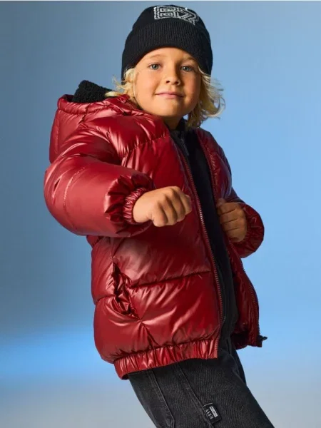 Sinsay Voděodolná puffer bunda s kapucí a reflexním potiskem burgundy