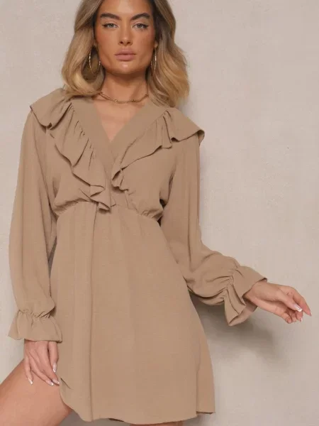 Ciemnobeżowa Kopertowa Sukienka z Żabotem Ozdobiona Falbankami Melosia beżowa