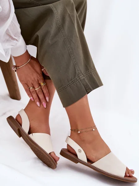 Кожени сандали Evento с плосък ток бежово