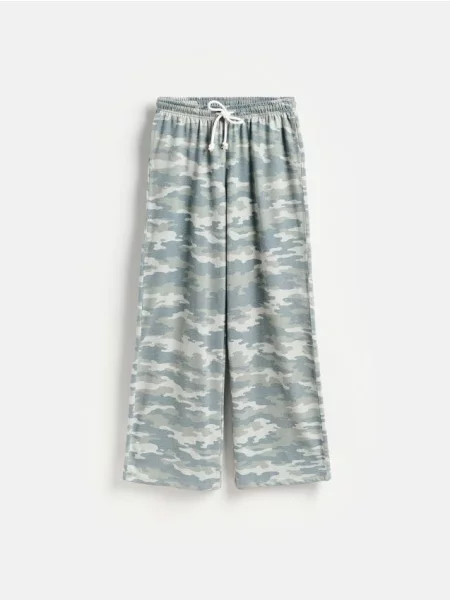 Reserved Pantaloni din cu imprimeu camuflaj multicolor