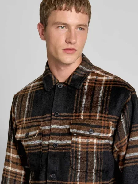 Kurtka koszulowa o kroju regular fit z na piersi model ‘BRADLEY’ Jack & Jones