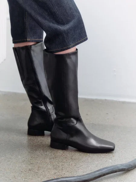 Vagabond Shoemakers ботуши под коляното с равна подметка дамски от кожа MONA черно