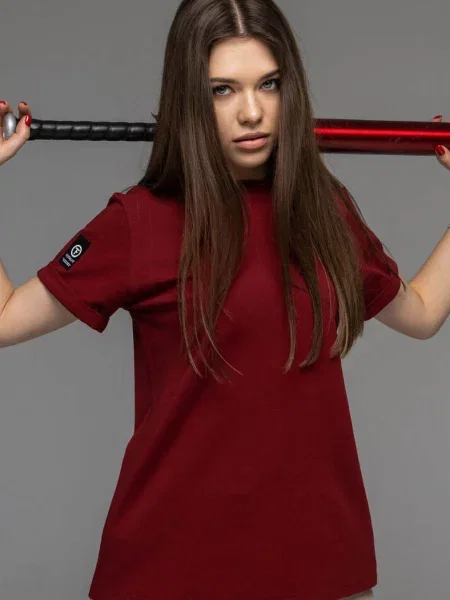 Женская трикотажная футболка червона