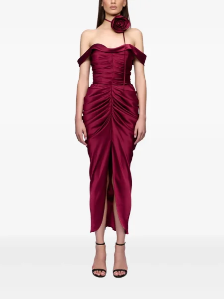 Rochie Ana Radu drapată de costum roșu