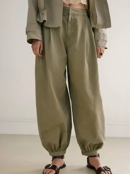 MANGO Pantaloni cu cute Souffle deschis verde