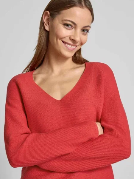 Sweter z dzianiny o kroju comfort fit z mieszanki bawełny z dekoltem w serek S.oliver Red Label czerwony