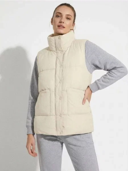 Стьобаний жилет зі стійкою нюдовий