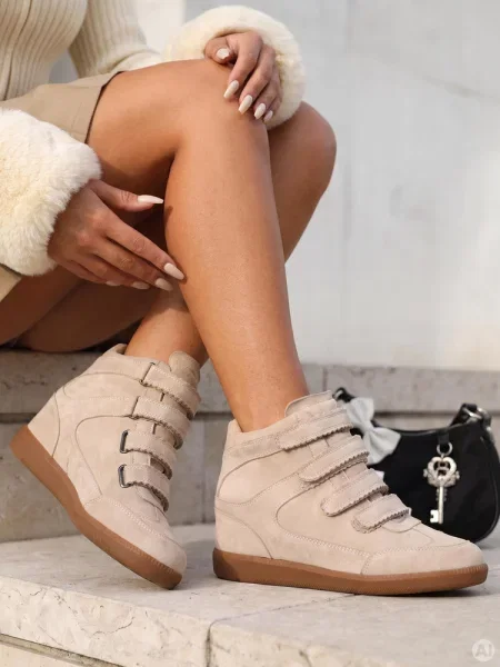 Sneakersy zamszowe na ukrytym koturnie Dstreet beżowe