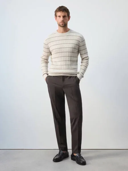 Sweter z dzianiny z mieszanki bawełny i lyocellu z warkoczowym splotem jasny / pastelowy Mężczyzna S MANGO MAN szary