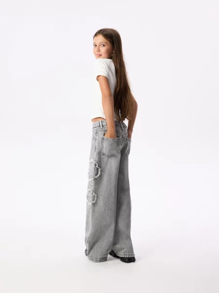 Reserved Džínsy super wide leg s aplikáciou svetlošedá