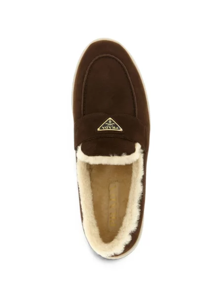 Pantofi loafer Prada din piele de căprioară cu autograf maro