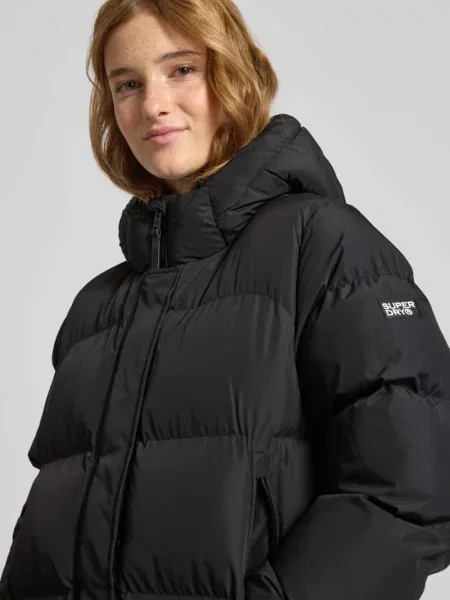 Kurtka w stylu puffer z krytym zamkiem błyskawicznym i kapturem Superdry czarna