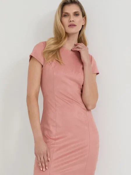 Рокля Guess къс модел със стандартна кройка розово