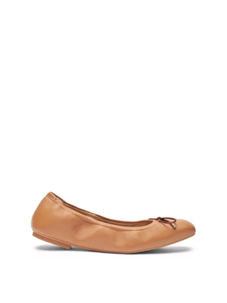 Balerinki Stuart Weitzman z kokardką skórzane bez obcasa brązowe