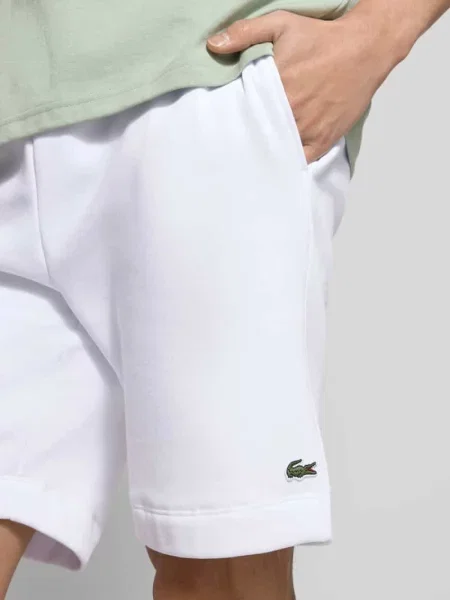 Szorty z dzianiny dresowej o kroju regular fit z naszywką z logo Lacoste białe
