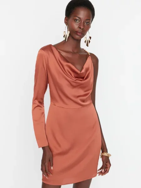 Satynowa sukienka wieczorowa Trendyol elegancka czerwona