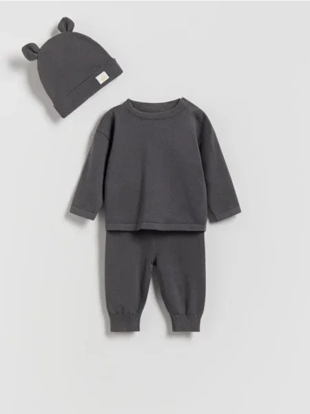 Reserved Compleu cu conținut ridicat de gri-închis gri