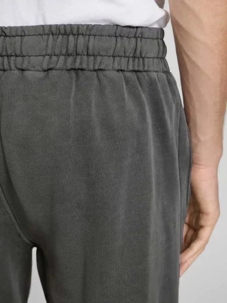 Spodnie dresowe o kroju tapered fit z wyhaftowanym logo Pegador czarny