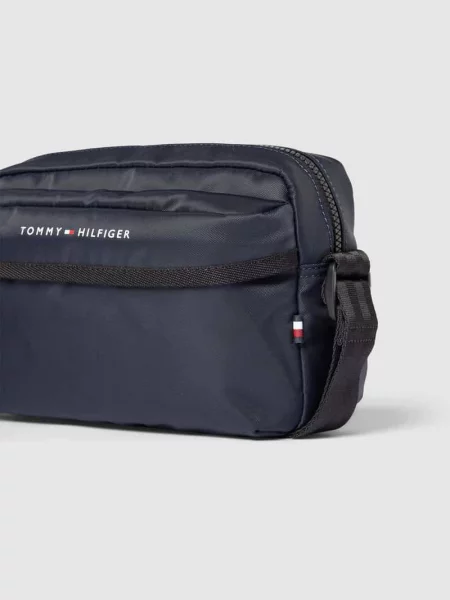 Torba na ramię z detalami z logo Tommy Hilfiger granatowa