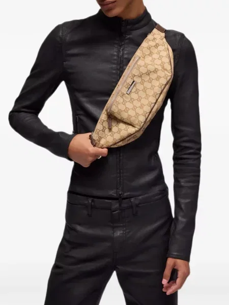 Cu centură curea Gucci din canvas