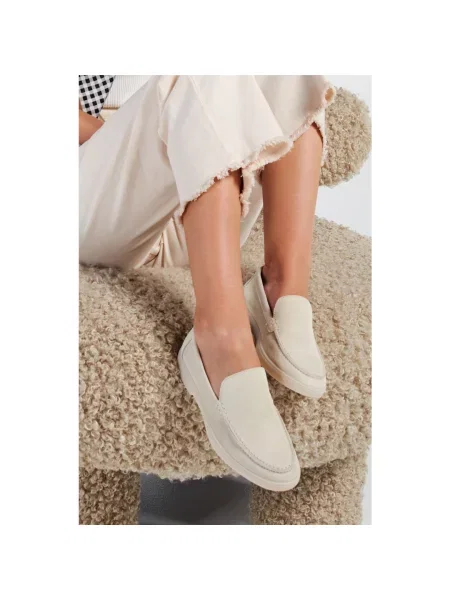 Лофери замшеві молочні Estro білі