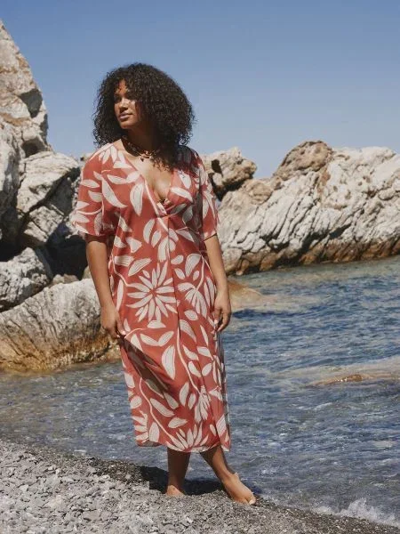 Sukienka midi Trendyol w tropikalny nadruk z nietoperzowym rękawem