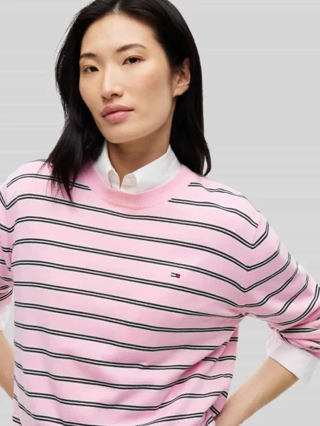 Sweter o kroju relaxed fit z mieszanki bawełny Tommy Jeans różowy