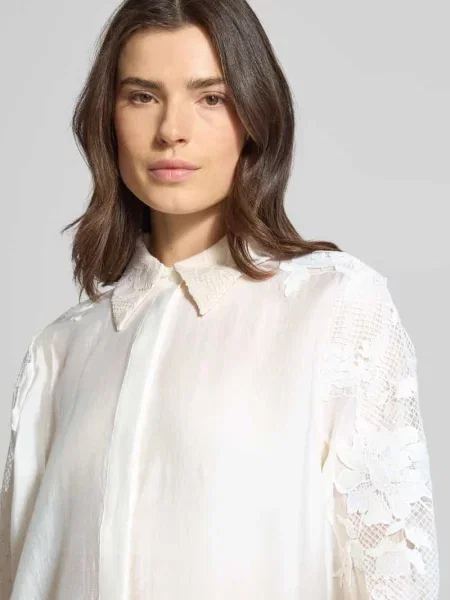 Bluzka o kroju relaxed fit z koronką i ukrytym zapięciem na Copenhagen Muse biała