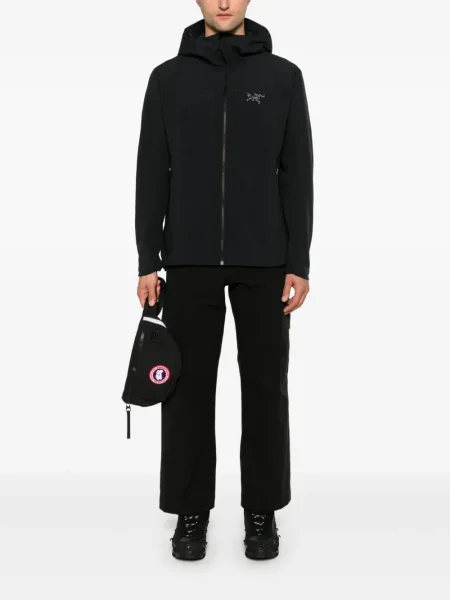 Geacă Arc'teryx cu glugă negru