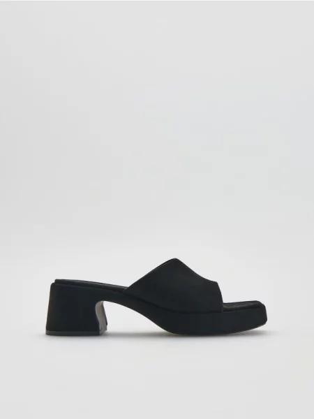 Reserved Saboți cu negru