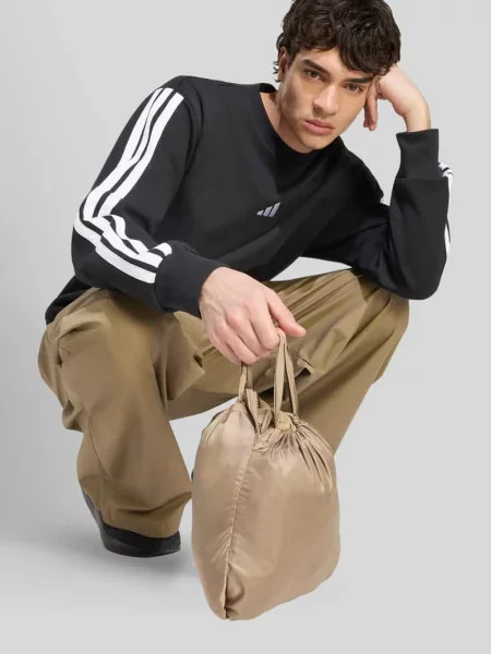 Kurtka pikowana o kroju regular fit z nadrukiem z logo Adidas Sportswear beżowa