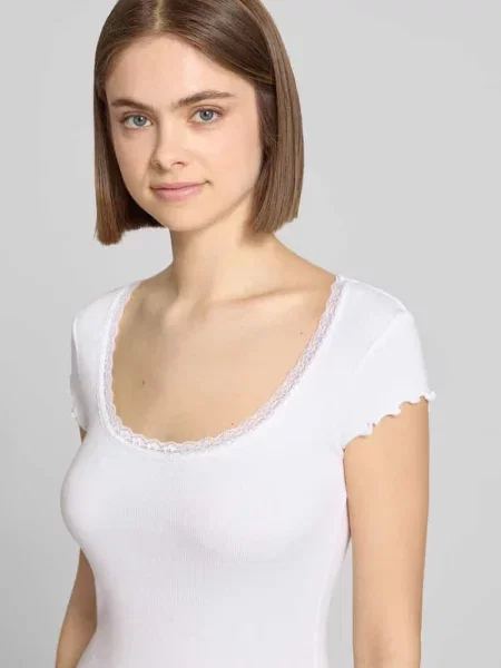 T-shirt o kroju slim fit z mieszanka z obszycie koronką Review biała