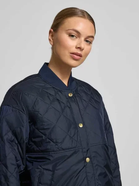 Kurtka pikowana o kroju relaxed fit z tunelem Barbour granatowa