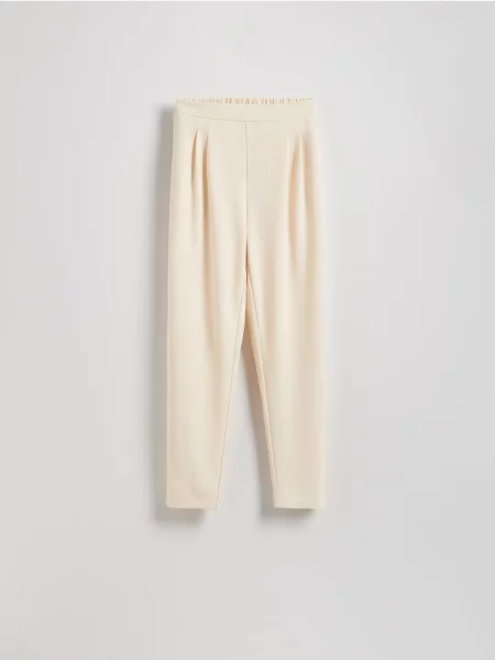 Reserved Spodnie jogger z zakładkami jasnożółty